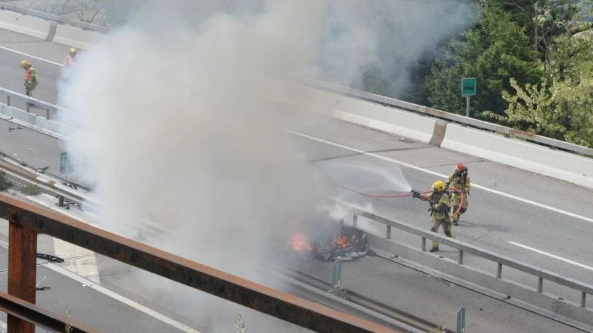 Κάηκε ζωντανός μέσα σε Tesla – Οι πυροσβέστες ενοχοποιούν τις μπαταρίες του ηλεκτρικού αυτοκινήτου